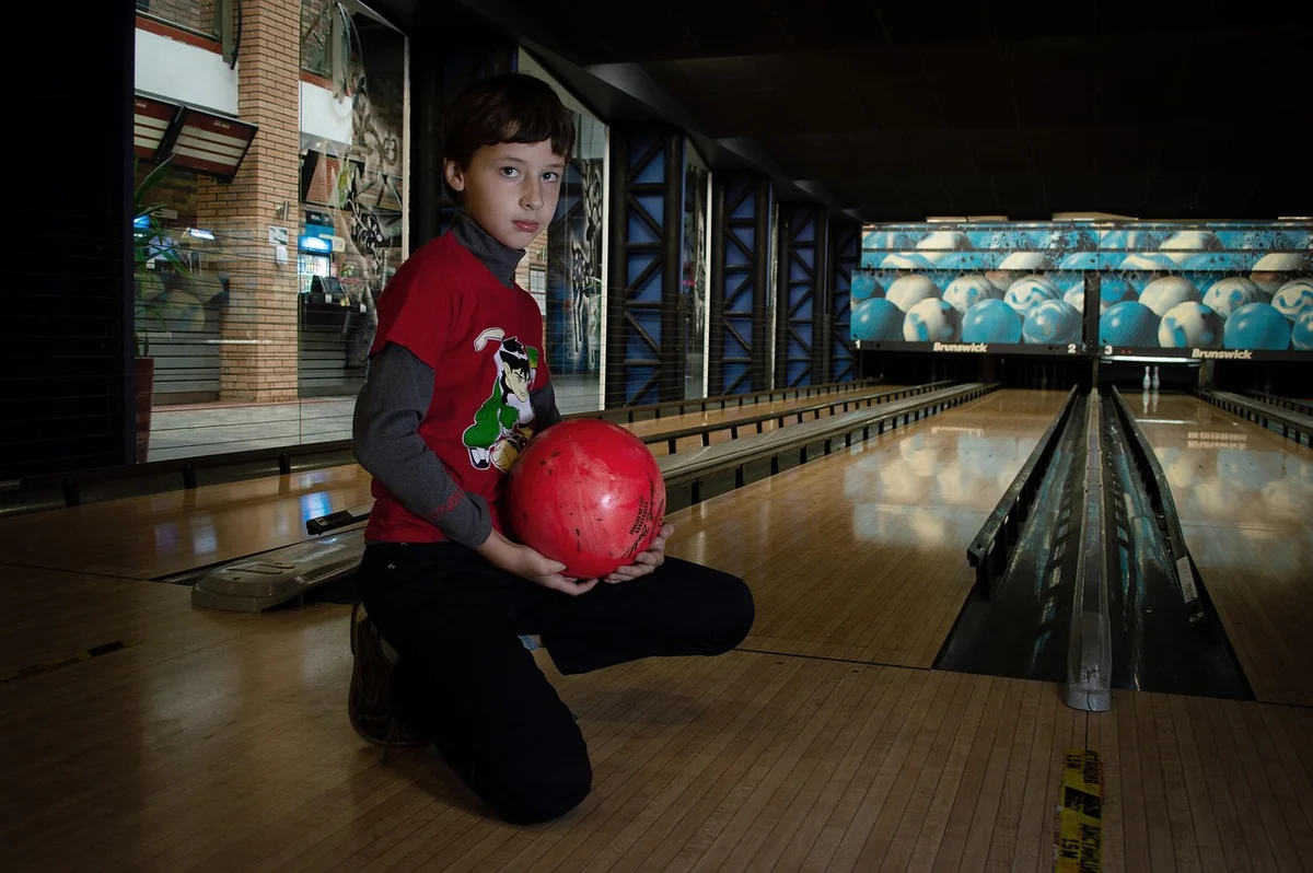 Comment apprendre le bowling à vos enfants : 7 conseils incontournables en 2026