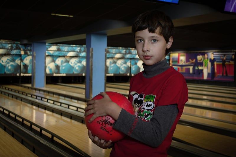 Découvrez les accessoires indispensables pour progresser au bowling en 2026